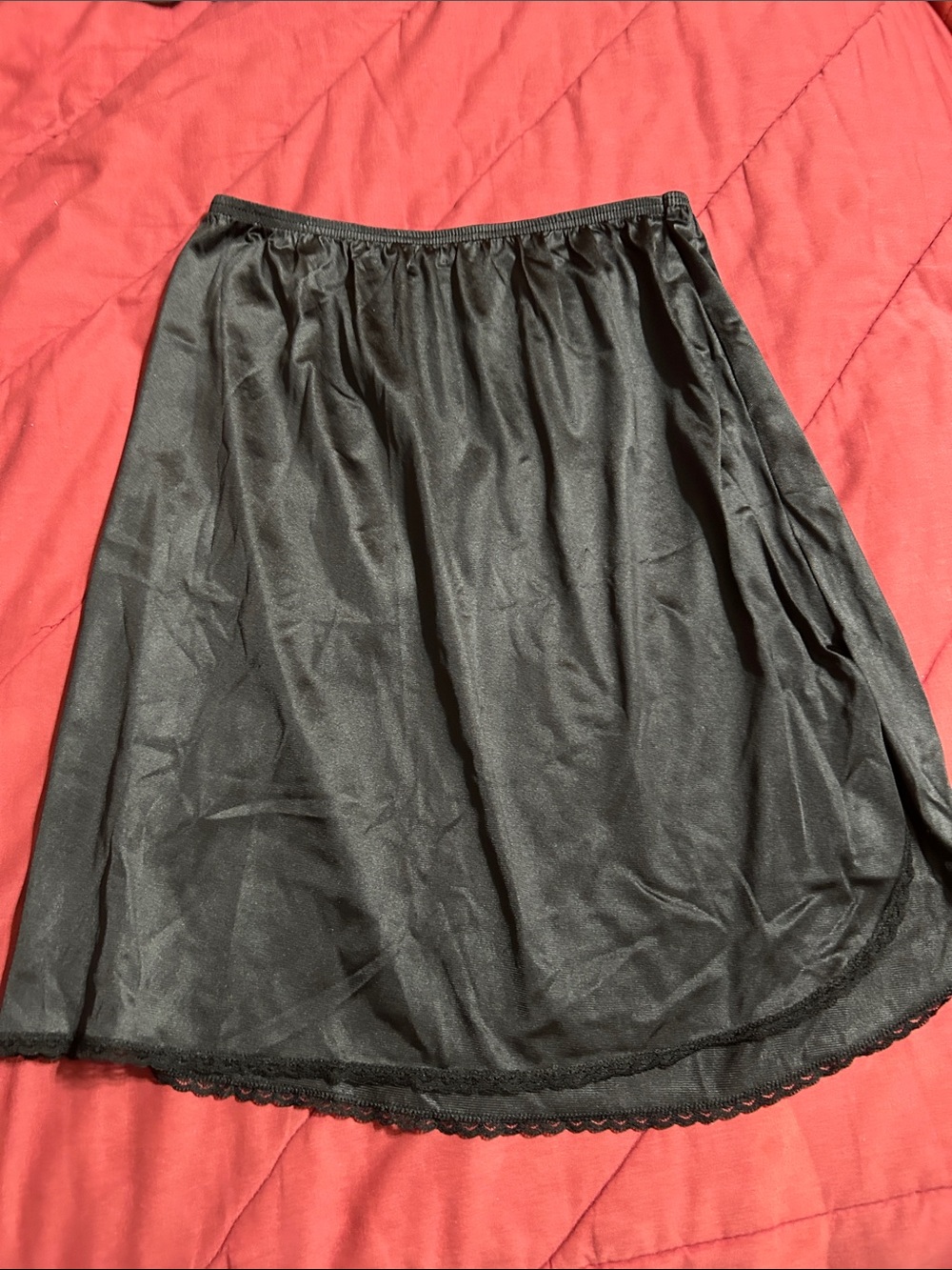 Vassarette Medium 20” Women’s Black Half Slip Skirt Curved Hem on One Side